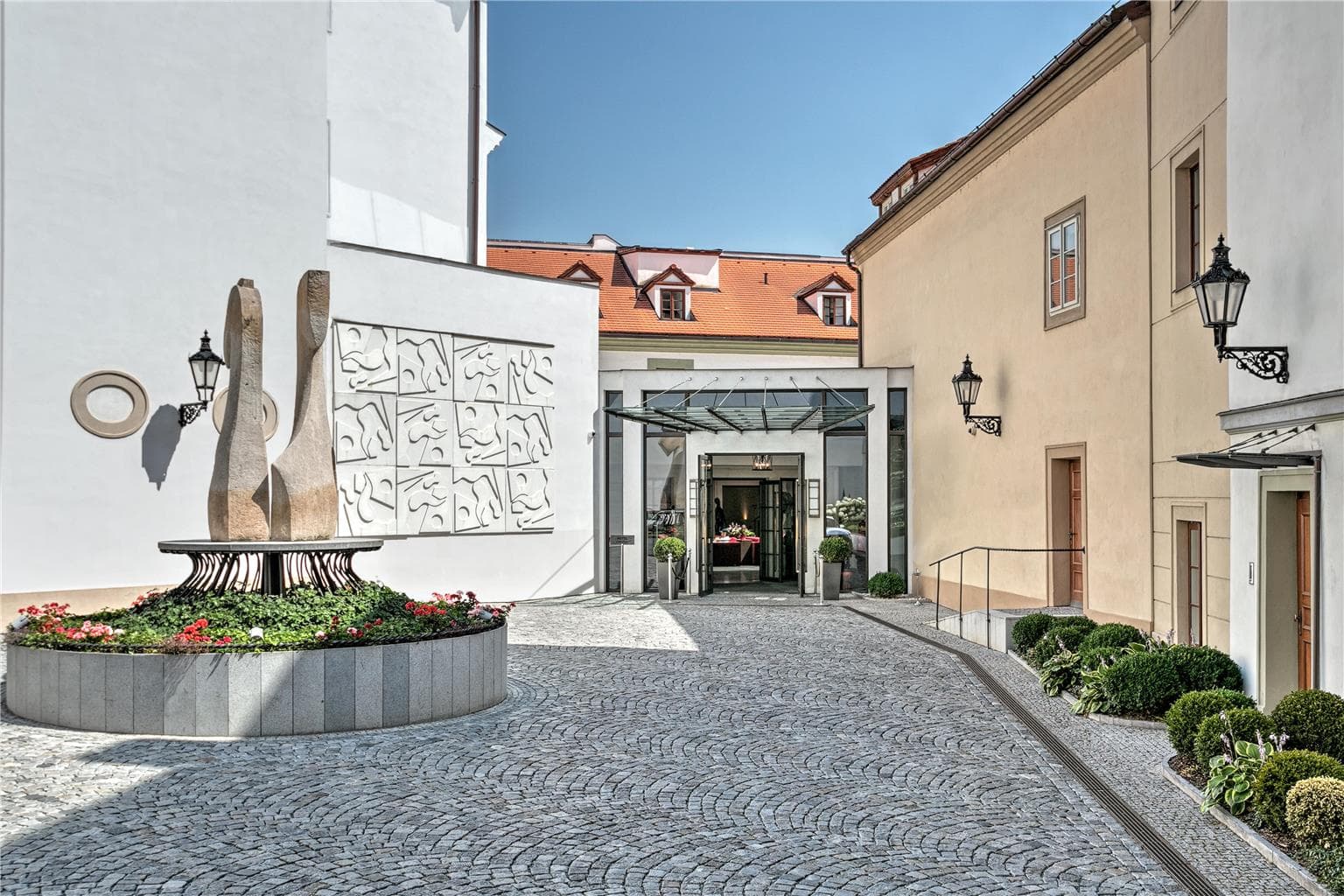 On-Site,Outdoor/Exterior,Courtyard