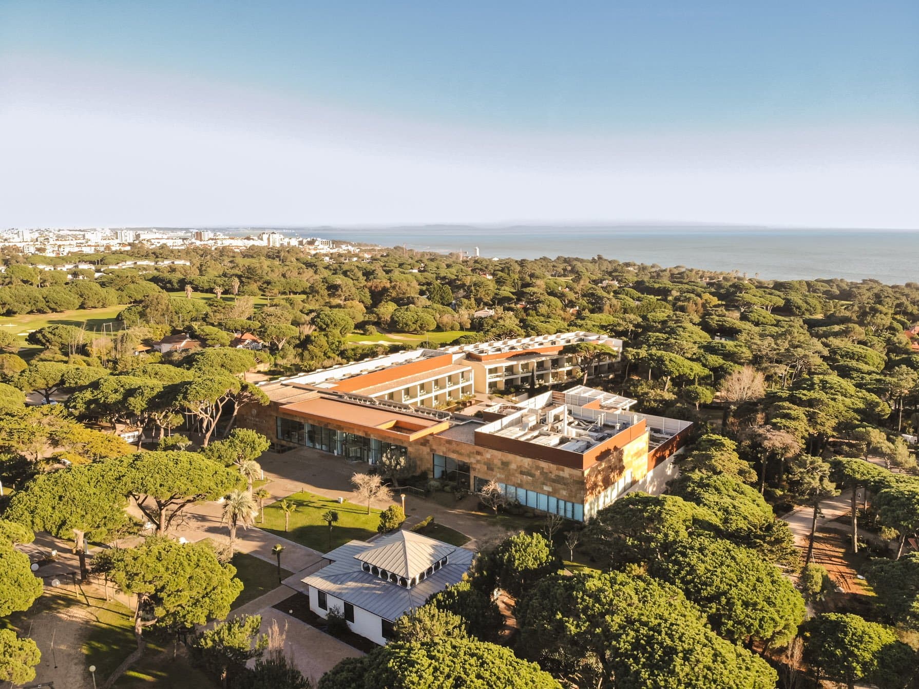Welcome to our Hotel, located in the heart of Quinta da Marinha.