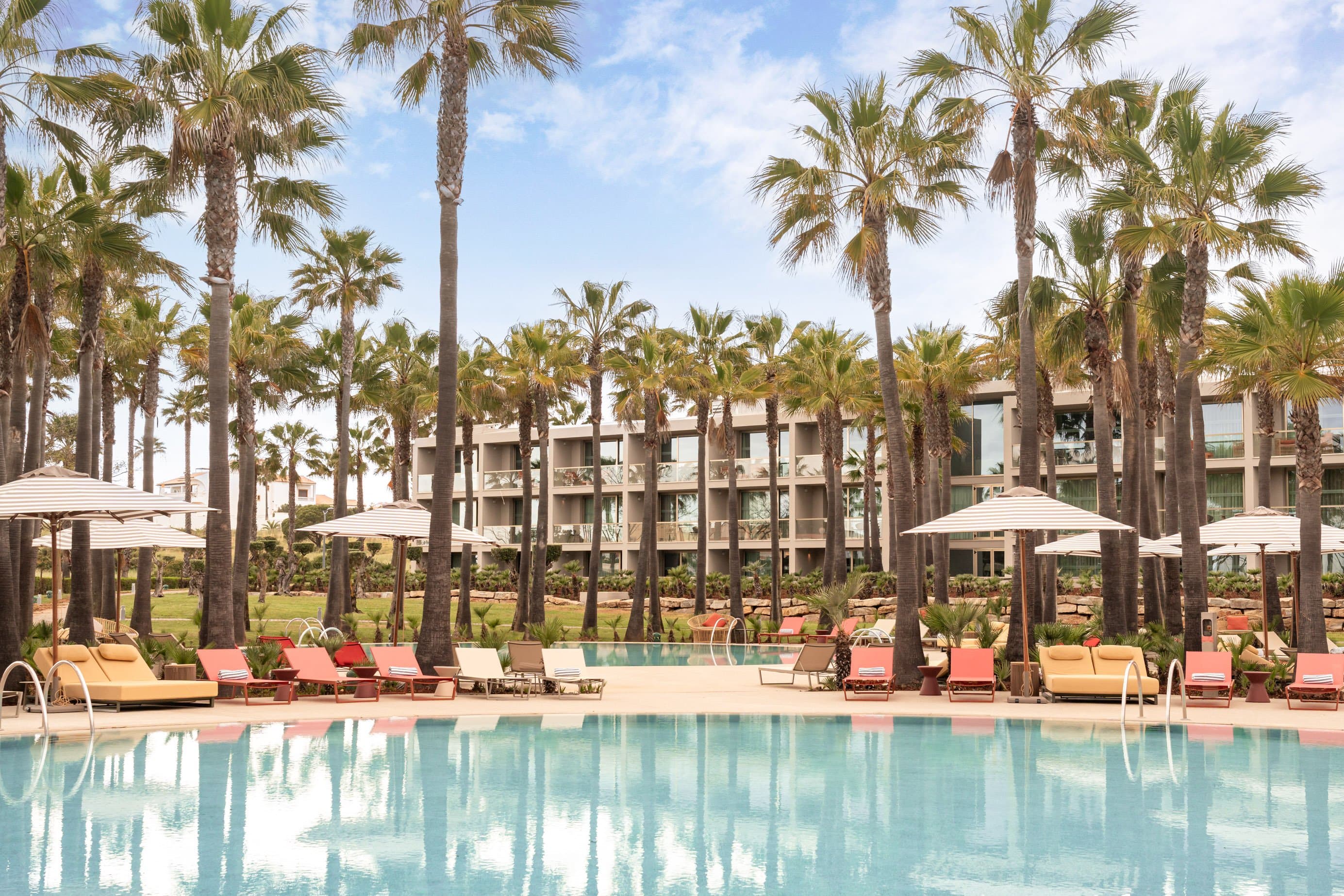 Outdoor pool with Algarve soul