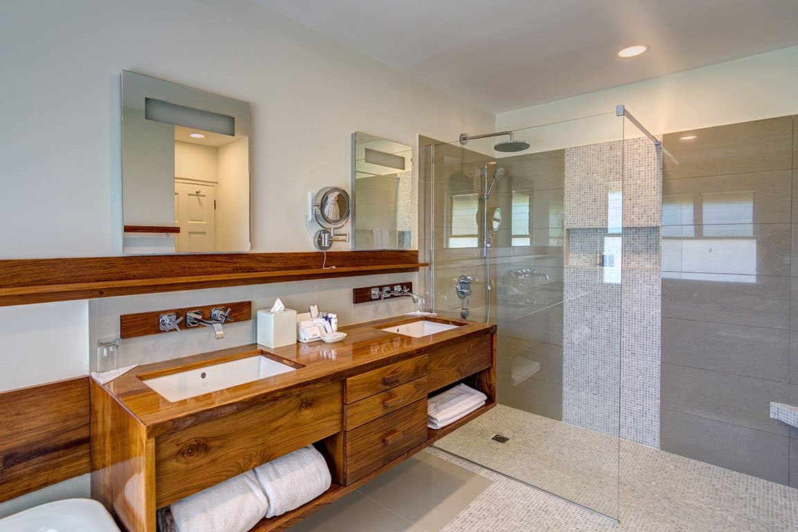 Deluxe Suites Bathroom