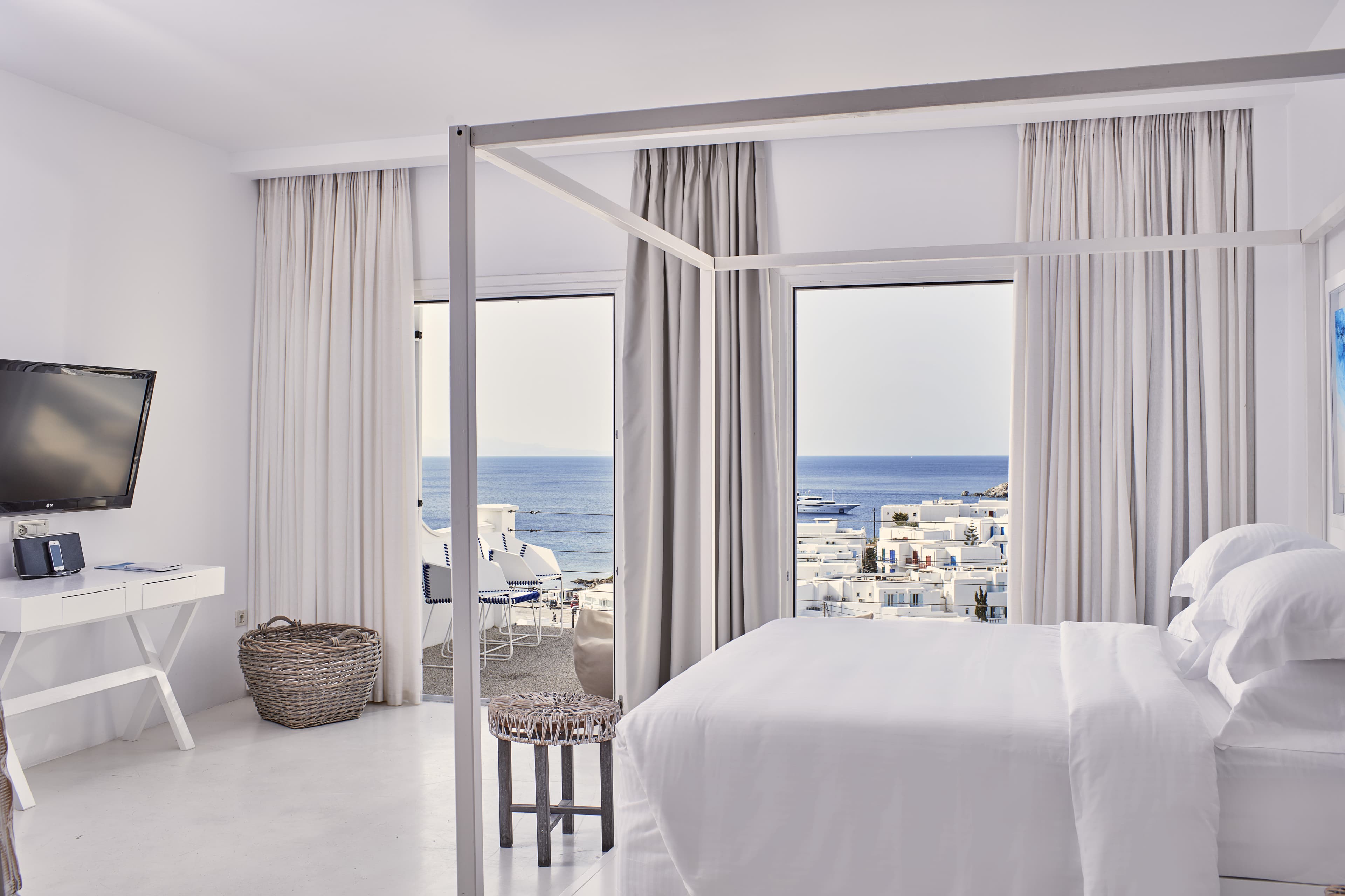 True White Suite with Jacuzzi
