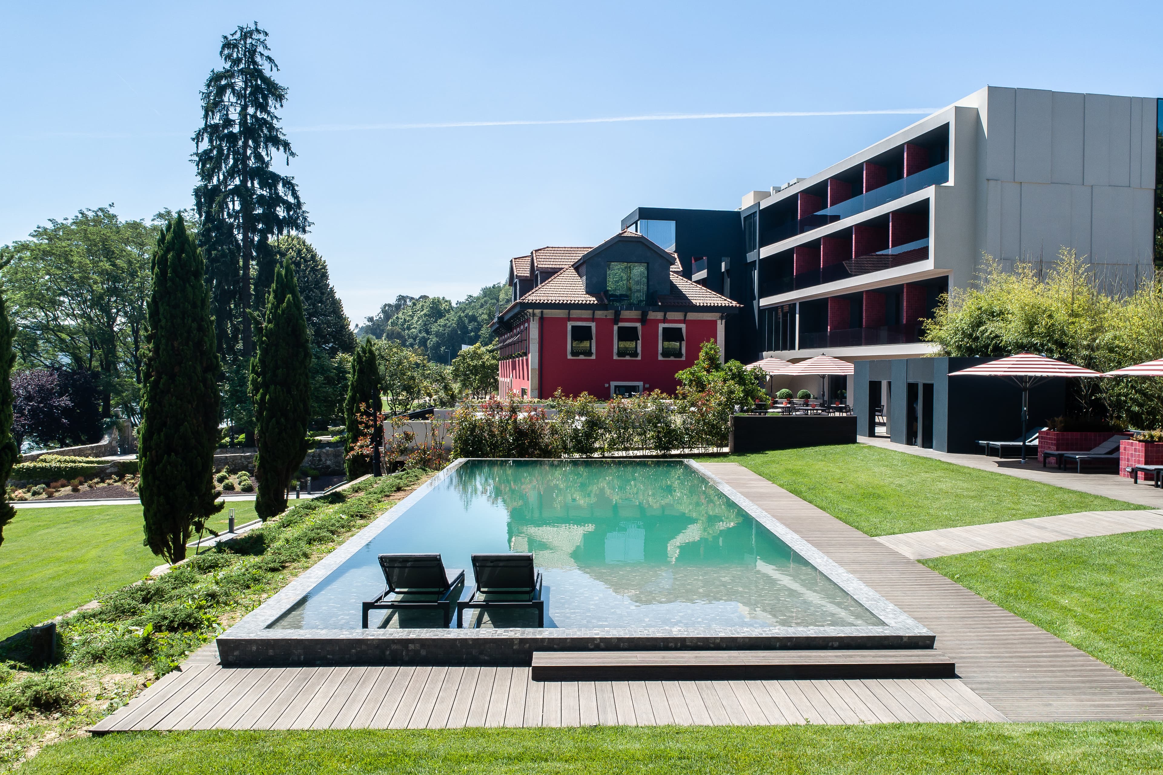 Exterior Infinity Pool